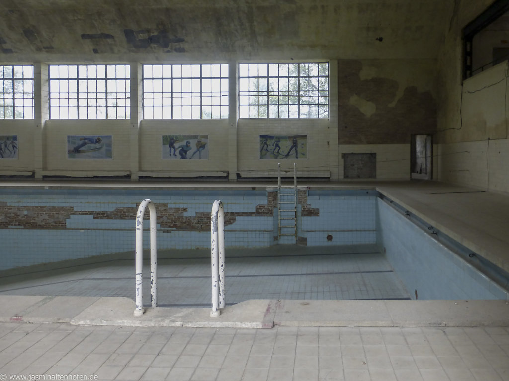 empty swimming pool